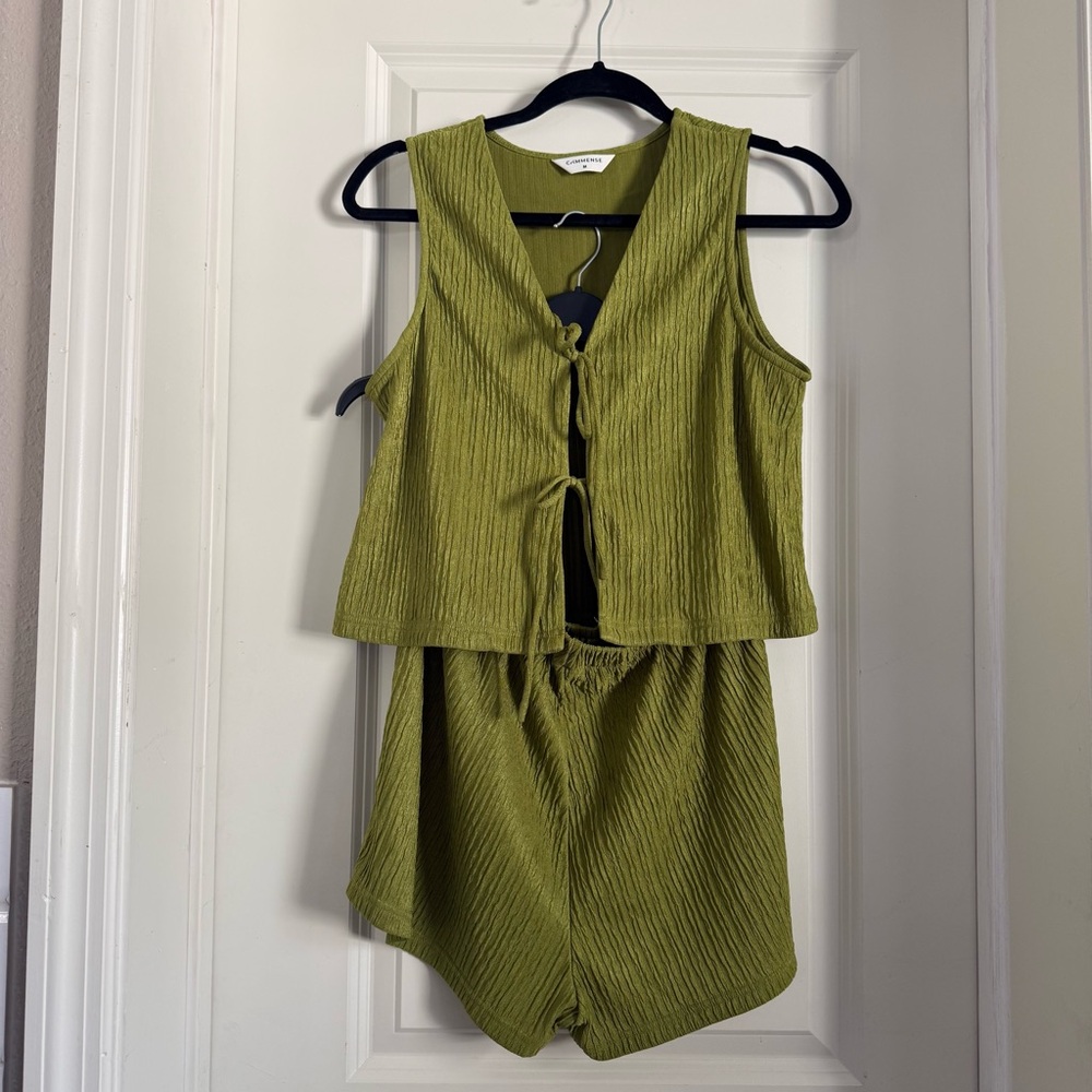 Commense Green Sleeveless Two-Piece Shorts Set (medium)